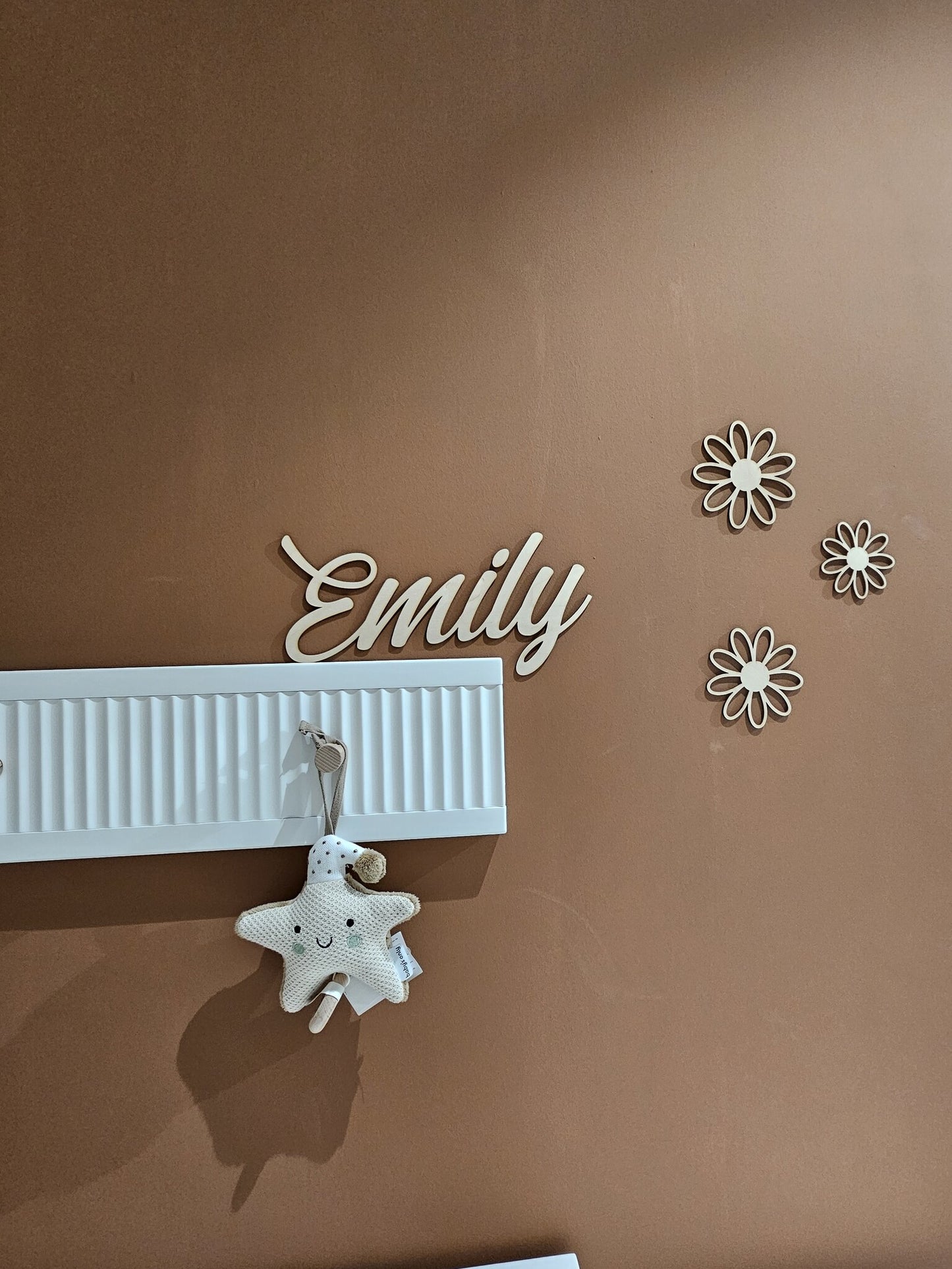 Houten naam met Daisy bloemen voor baby en kinderkamer