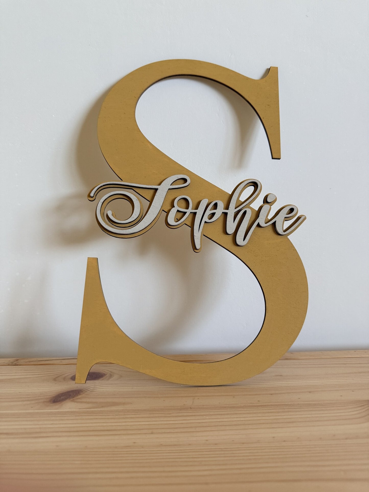 Gepersonaliseerd houten naambord kinderkamer – beginletter met naam