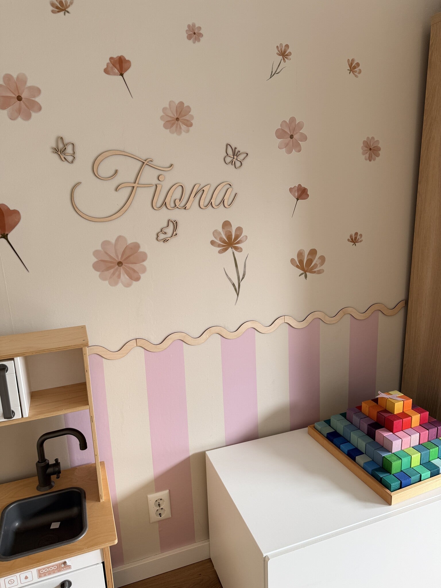Houten naam met Vlinders voor baby en kinderkamer