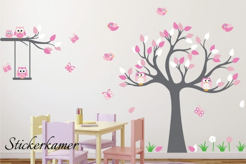 Muursticker boom meisjeskamer zacht roze babykamer