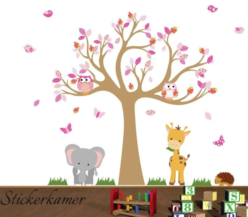 Muursticker boom met beesten meisjes roze thema kinderkamer