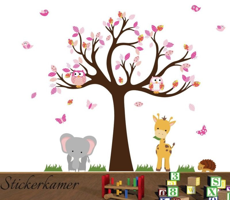 Muursticker boom met beesten meisjes roze thema kinderkamer