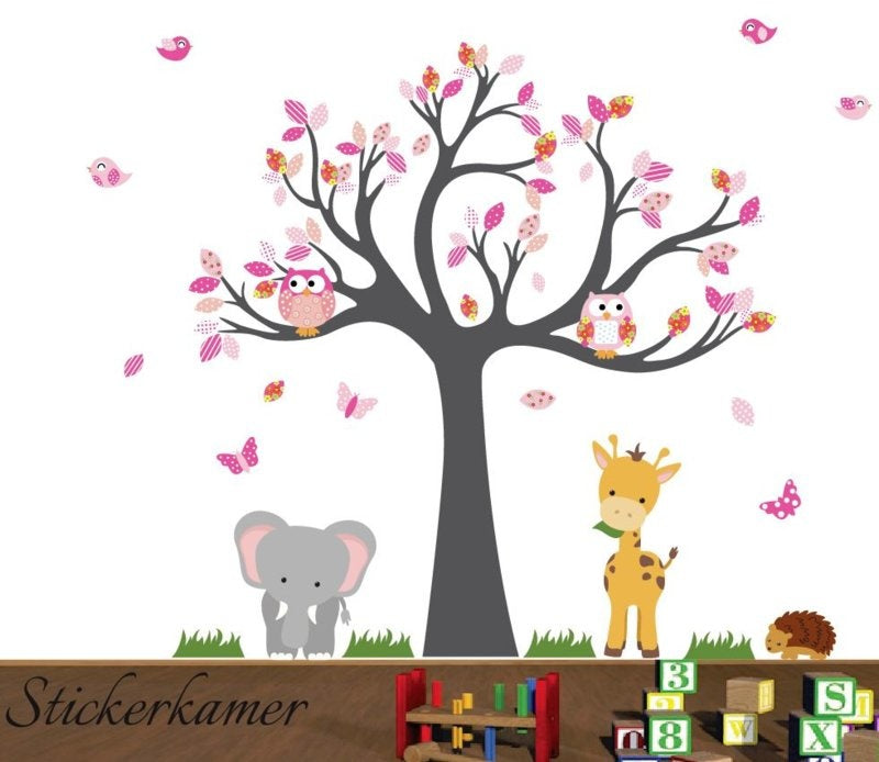 Muursticker boom met beesten meisjes roze thema kinderkamer