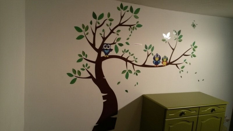 Muursticker jungle boom met groene blaadjes en uilen