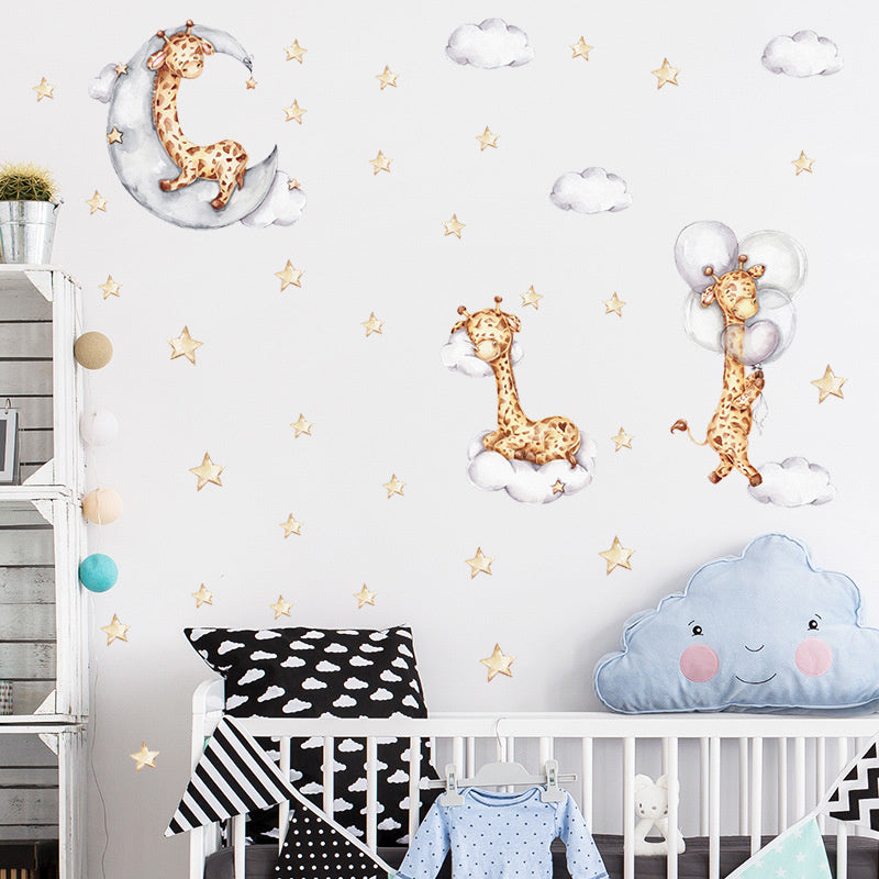 Muursticker kinderkamer giraffe wolkjes en sterren