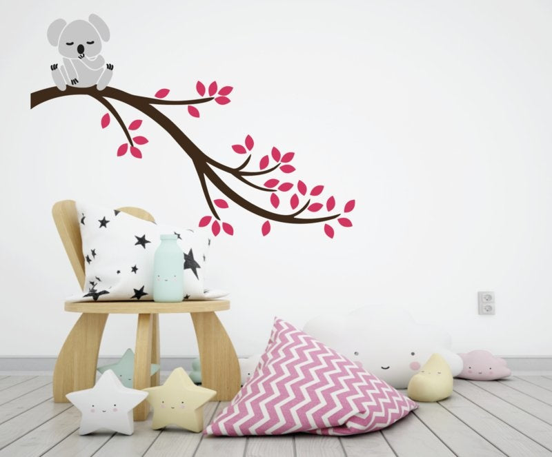Muursticker koala op tak kinderkamer / babykamer
