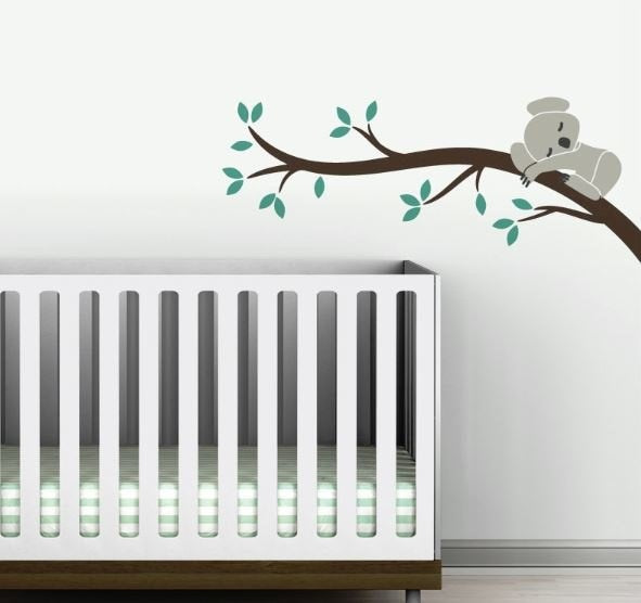 Muursticker koala op tak kinderkamer