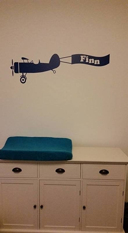 Muursticker vliegtuig met naam XL 120 cm kinderkamer