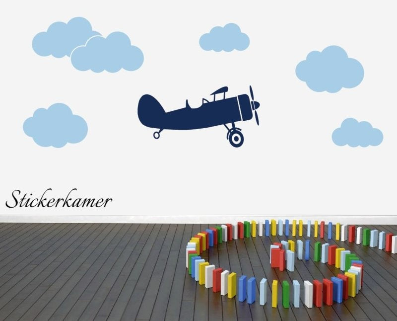 Muursticker vliegtuig met wolken jongenskamer (groot)