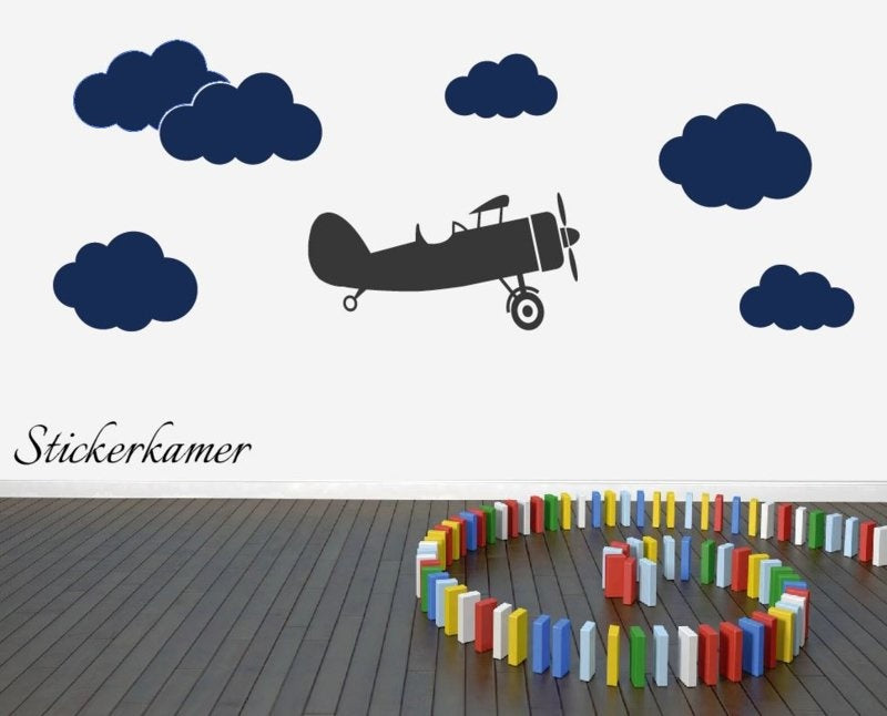 Muursticker vliegtuig met wolken jongenskamer (groot)