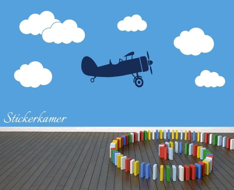 Muursticker vliegtuig met wolken jongenskamer (groot)