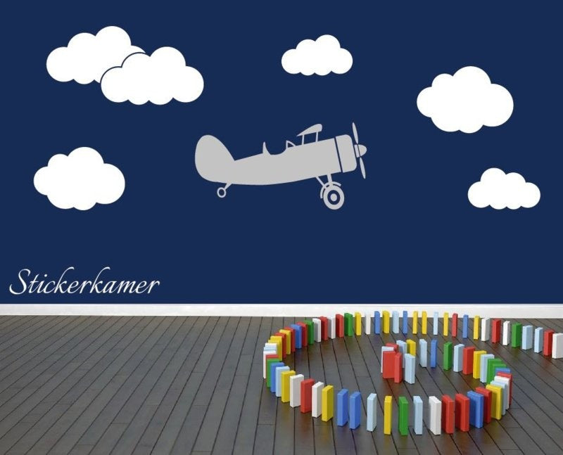 Muursticker vliegtuig met wolken jongenskamer (groot)