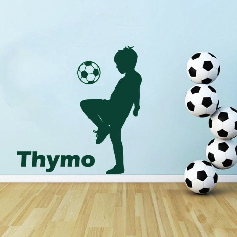 Muursticker voetbal jongen hooghouden kinderkamer - jongenskamer
