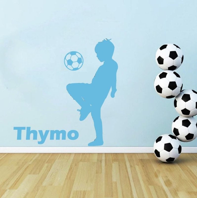 Muursticker voetbal jongen hooghouden kinderkamer - jongenskamer