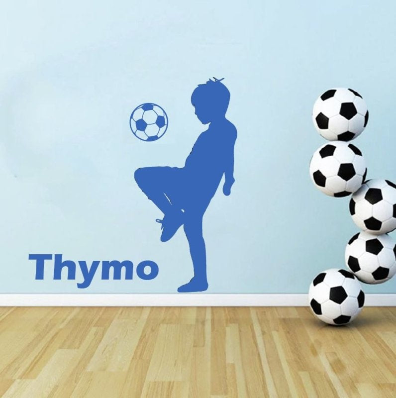 Muursticker voetbal jongen hooghouden kinderkamer - jongenskamer
