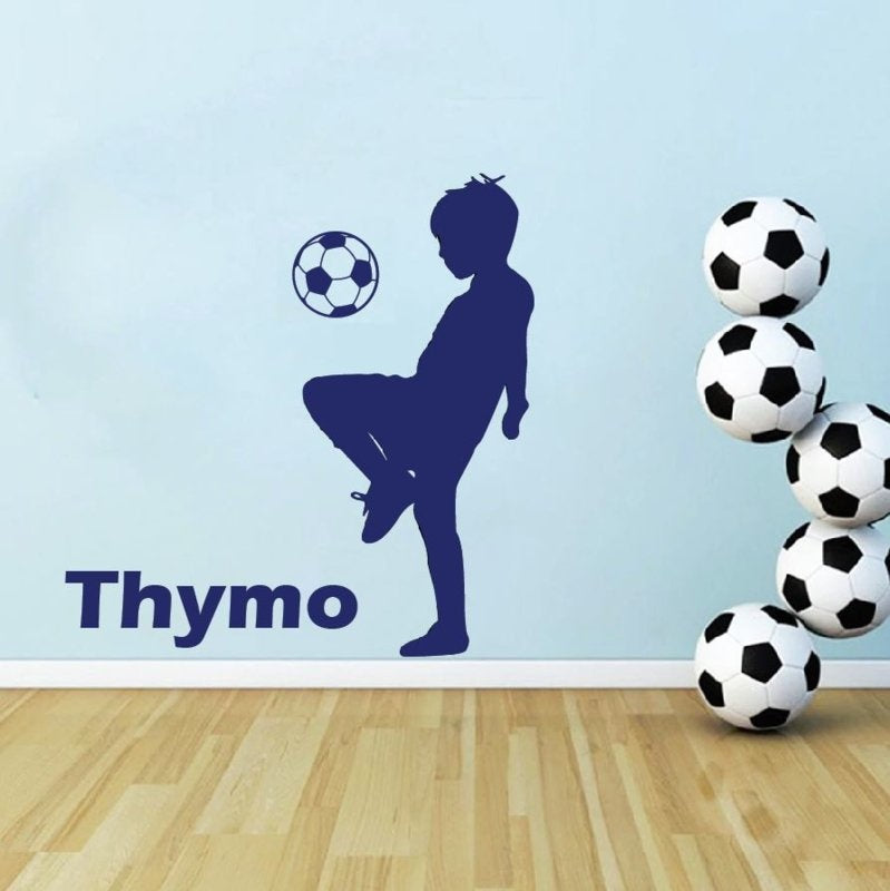 Muursticker voetbal jongen hooghouden kinderkamer - jongenskamer