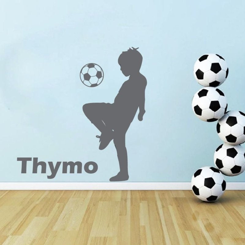 Muursticker voetbal jongen hooghouden kinderkamer - jongenskamer