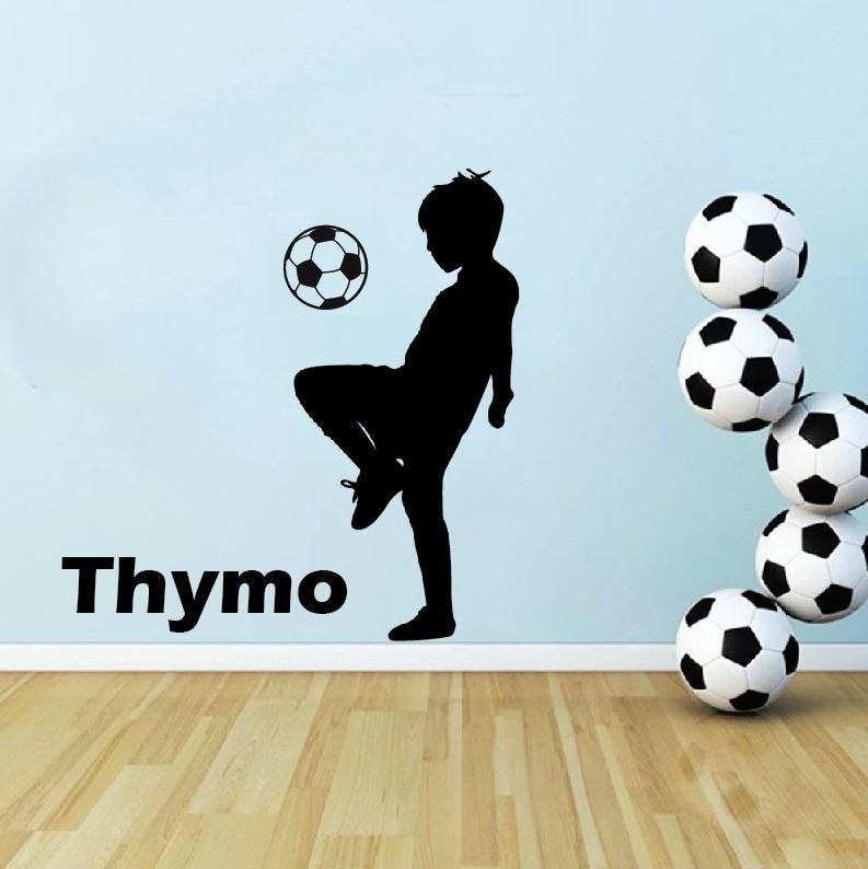 Muursticker voetbal jongen hooghouden kinderkamer - jongenskamer