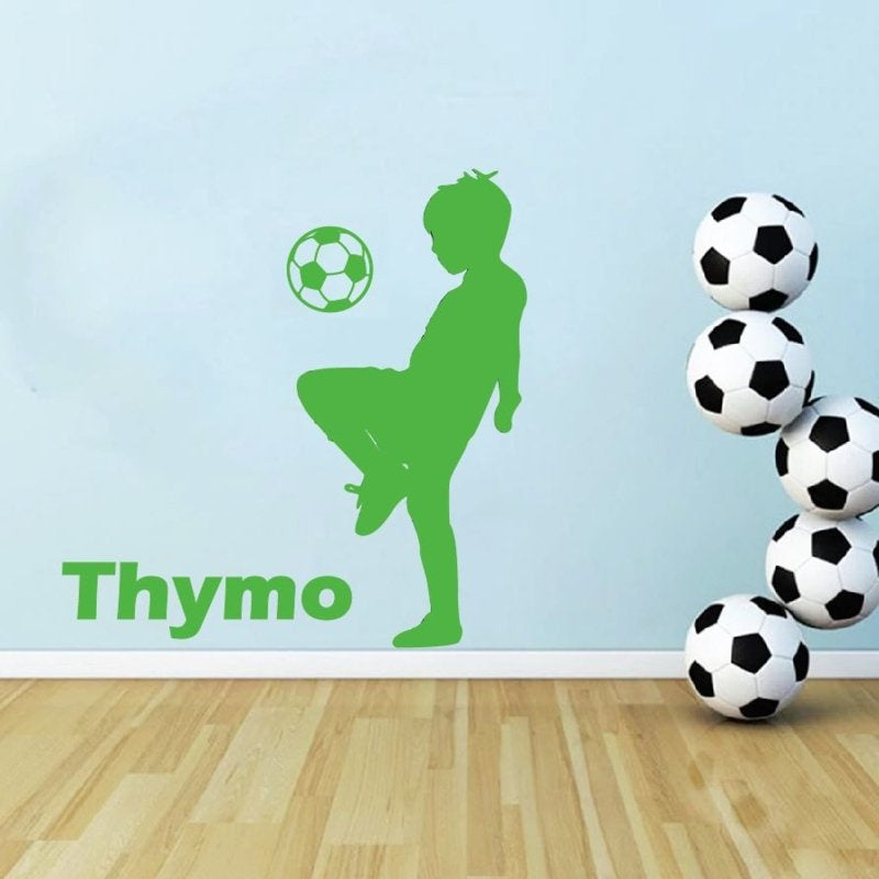 Muursticker voetbal jongen hooghouden kinderkamer - jongenskamer