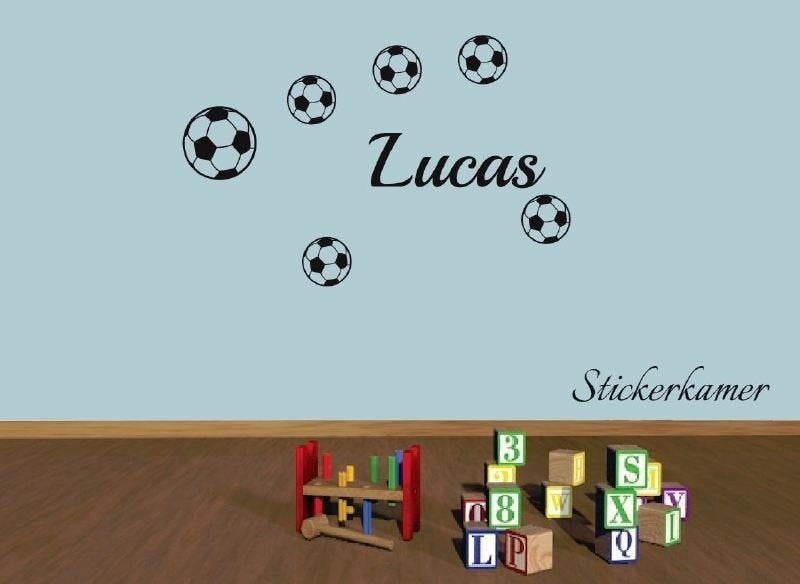 Muursticker voetbal jongenskamer 6 voetballen en naam
