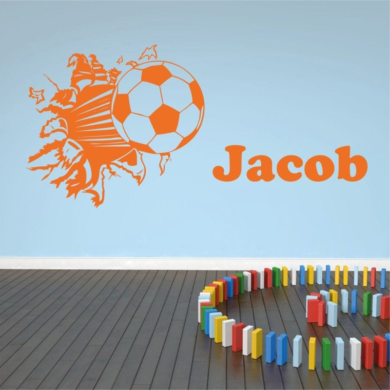 Muursticker voetbal uit de muur met naam kinderkamer stoer