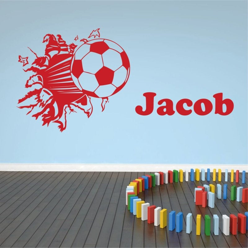 Muursticker voetbal uit de muur met naam kinderkamer stoer