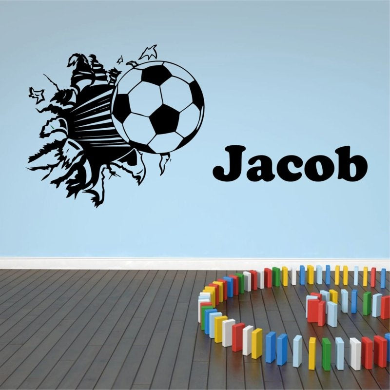 Muursticker voetbal uit de muur met naam kinderkamer stoer