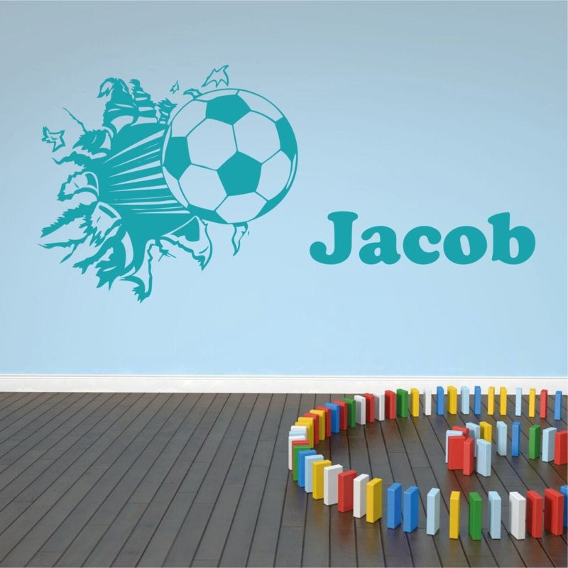 Muursticker voetbal uit de muur met naam kinderkamer stoer