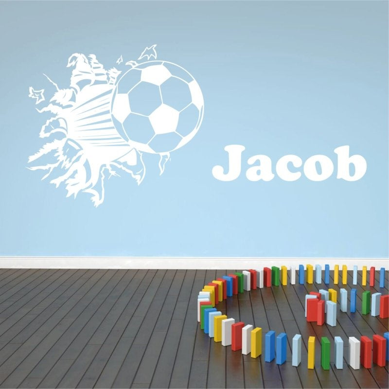 Muursticker voetbal uit de muur met naam kinderkamer stoer