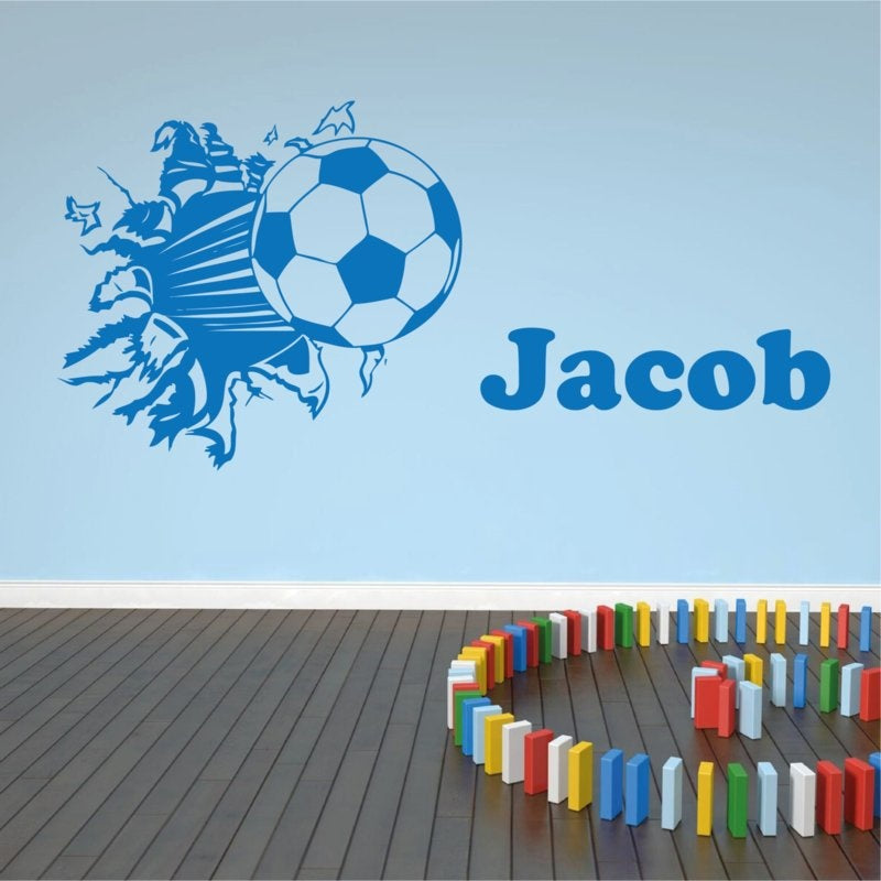 Muursticker voetbal uit de muur met naam kinderkamer stoer