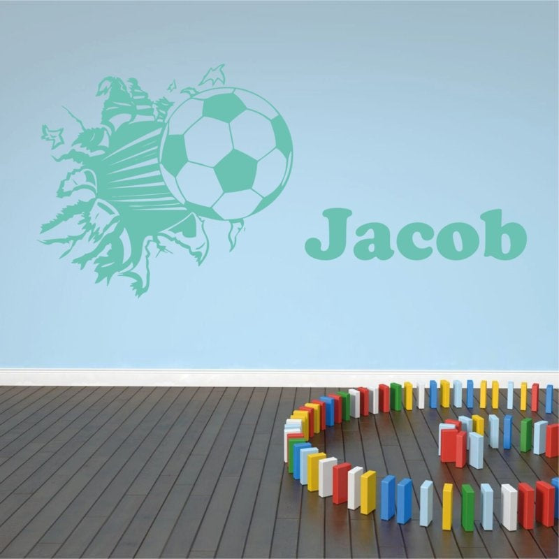 Muursticker voetbal uit de muur met naam kinderkamer stoer