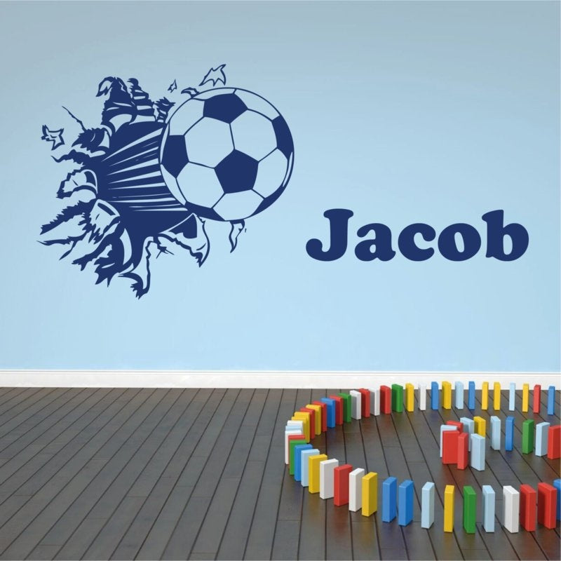 Muursticker voetbal uit de muur met naam kinderkamer stoer
